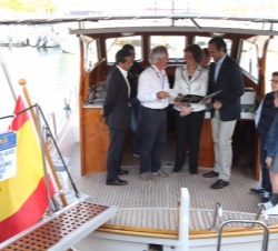 Doña Sofía abordo de una embarcación de construcción típica mallorquina, acompañada por el presidente de las Illes Balears, José Ramón Bauzá, durante 